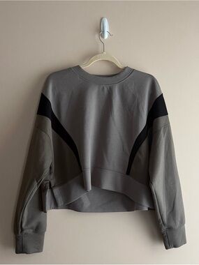 Abercrombie & Fitch Gray Cropped Crewneck Sweatshirt with Black Accents